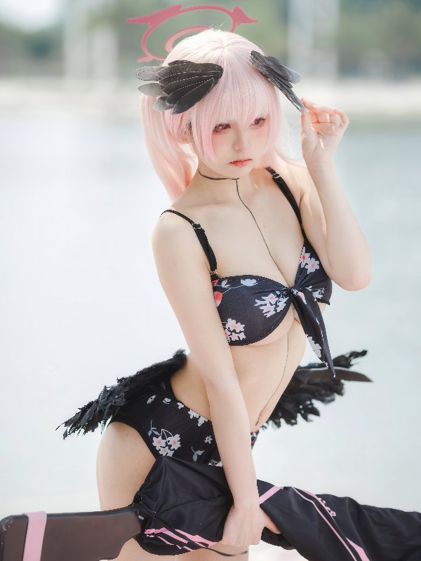 九柒喵: 蔚蓝档案 砂狼白子泳装 (34 photos) Sexy Cosplay