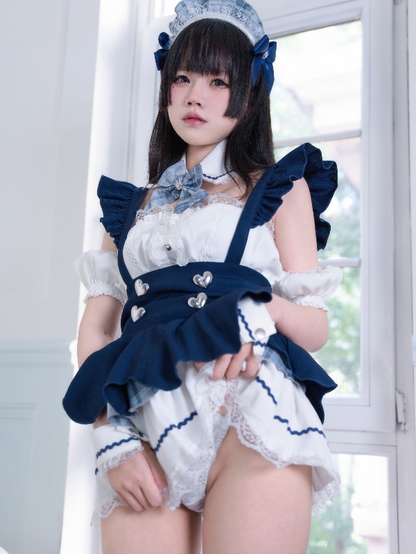 清水凪: 手提箱与灰色女仆 (80 photos) Sexy Cosplay