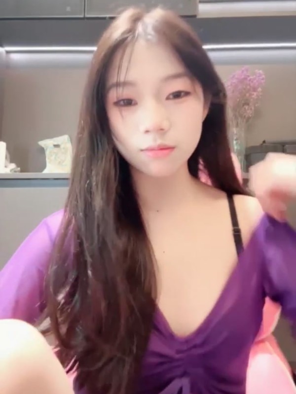 大萌妹F: 瞳孔海啸 稀有G乳 罕见波霸学妹摇舞奶子狂甩 (39 photos + 5 videos) Sexy Girl