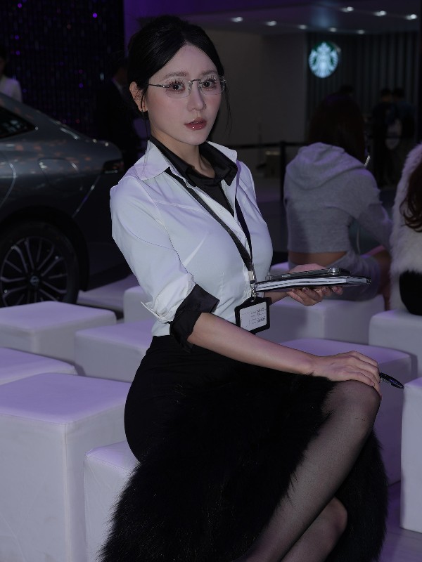 [精选街拍作品] No.5457 长腿长裙 (117 photos) Sexy Girl