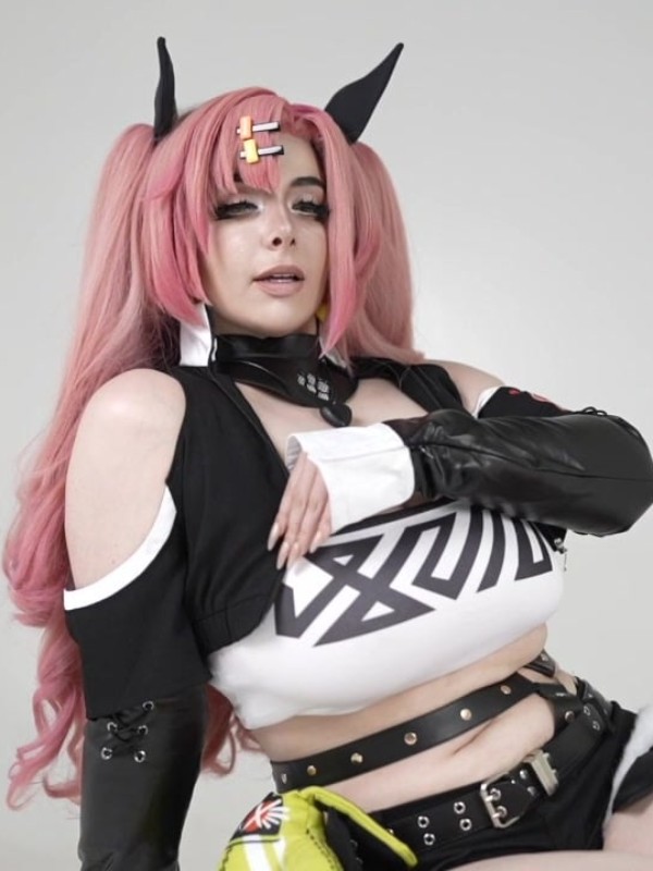 Momokun: Chizuru (Kanojo, Okarishimasu – Rent a Girlfriend) (1 video) Sexy Cosplay