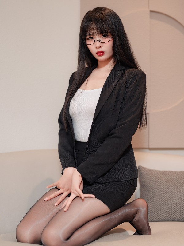 轩萧学姐: 兴登堡兔女郎 (68 photos + 1 video) Sexy Cosplay