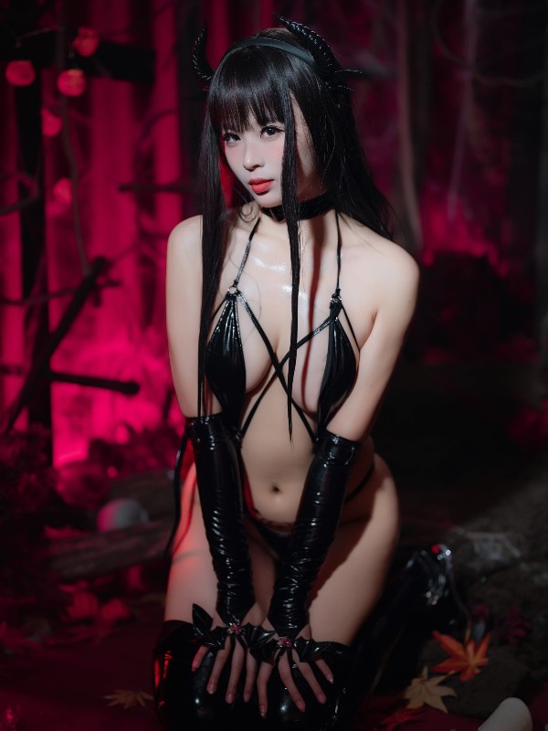 白银81: 皮衣小恶魔 (84 photos + 6 videos) Sexy Cosplay