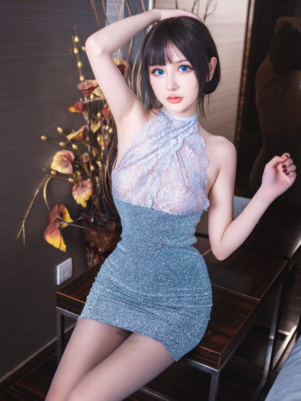 香草奶喵: 户外大胆露出 勾人小妖精清纯淫靡并存 (95 photos + 132 videos) Sexy Cosplay