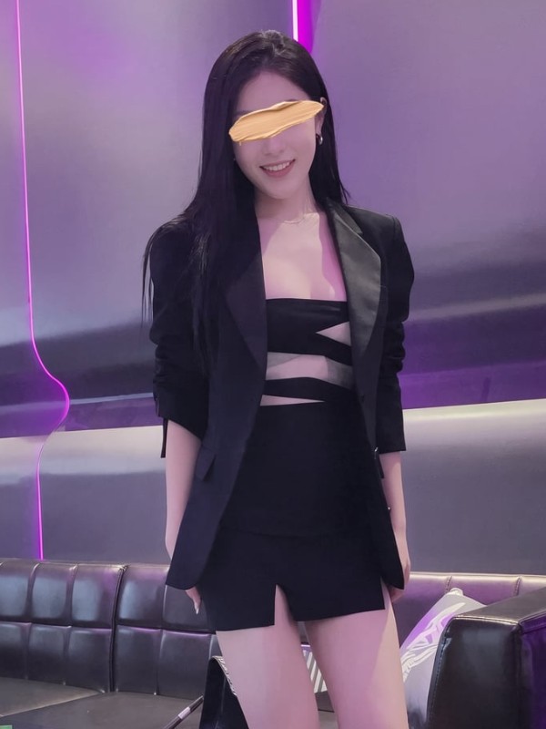 [XR Uncensored] 雨儿酱eve: R18 秀人网模特 旗袍白丝无内 (73 photos + 2 videos) Sexy Girl