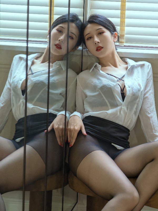 云溪溪 (Yunx1x1) Vol.073: 紫色内衣 (23 photos + 1 video)