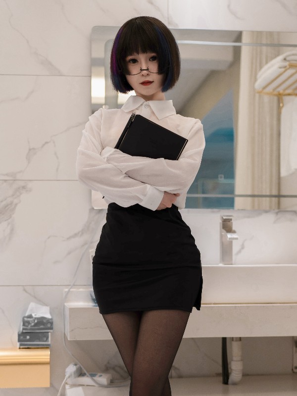 晕崽Zz: 迷情小秘 (43 photos)