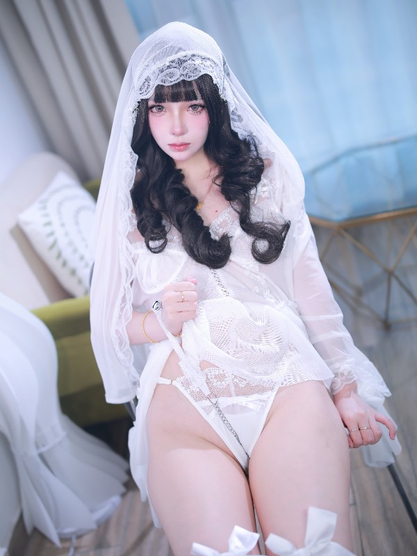 [内购无水印] 汐汐爱吃草莓: 红色情趣 (67 photos)