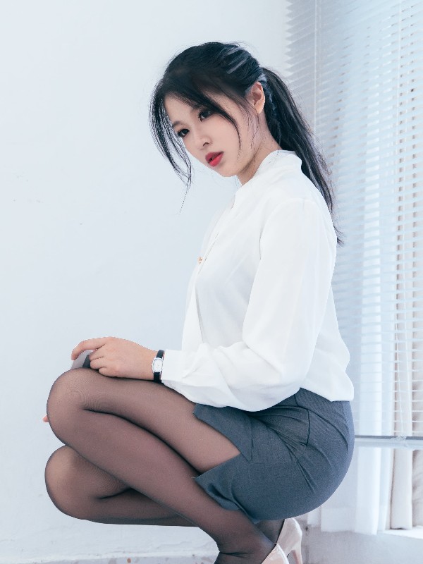 轩萧学姐: 灰色五指袜 (79 photos)