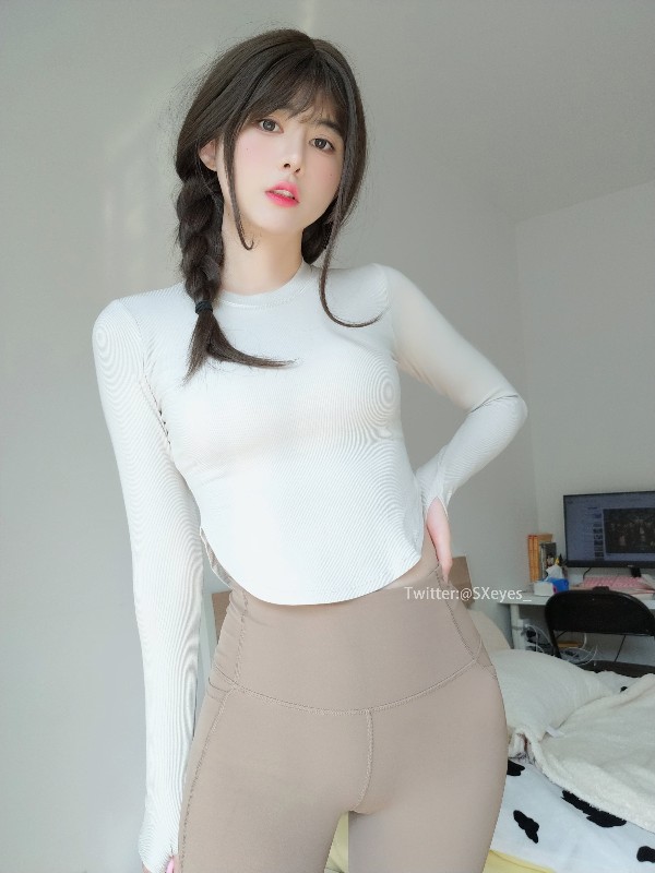 眼酱大魔王w Vol.098: (Fantia) March 2023 (44 photos + 5 videos)