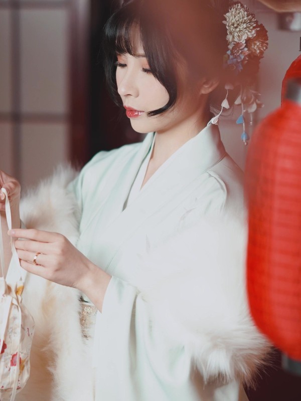 rioko凉凉子 Vol.086: 《年上の韵》奇怪的老师 (25 photos)