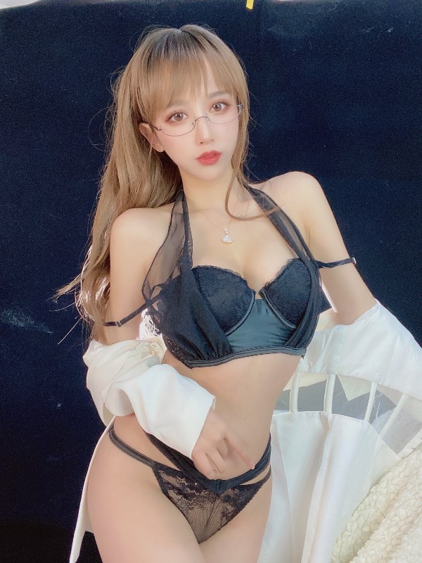 过期米线线喵: 兔子护士 (39 photos + 1 video)