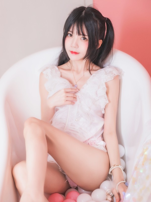 桜桃喵 Vol.015: 冬眠2018系列-冬眠小兔 (49 photos)