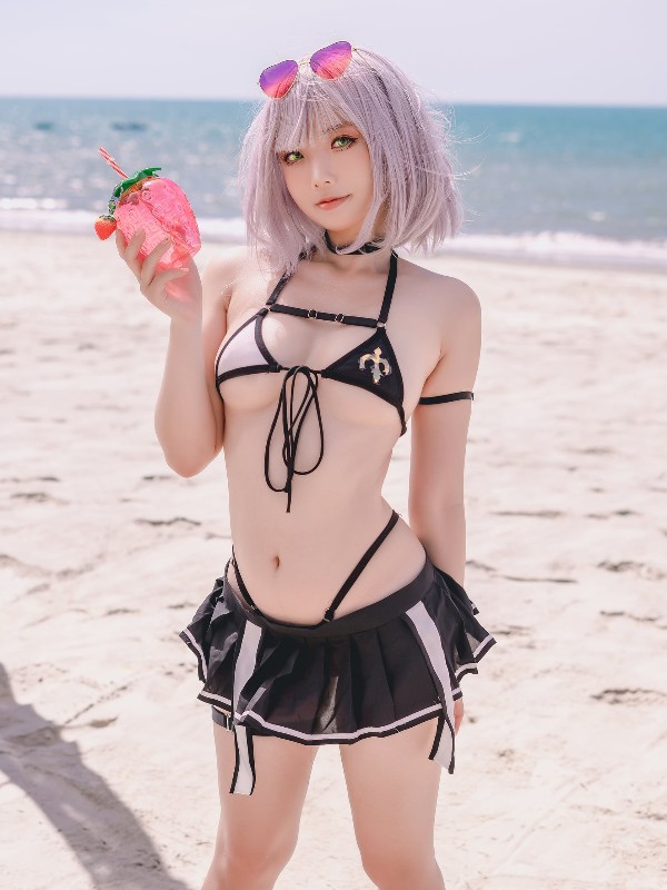 Messie Huang: Blue Maid (19 photos)