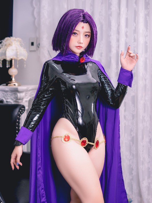 Messie Huang: Red Hood (60 photos)