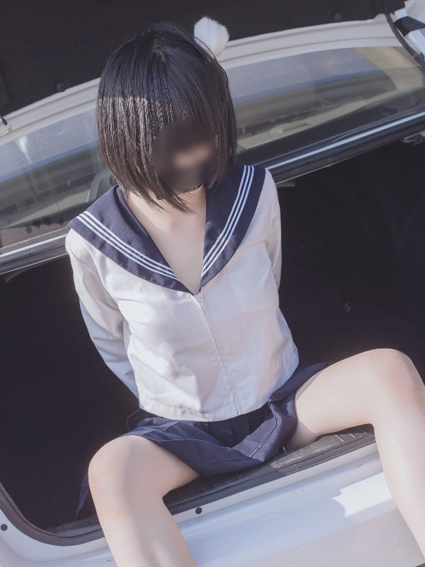 铁手叫兽: 小鱼的变装秀 (46 photos + 1 video)