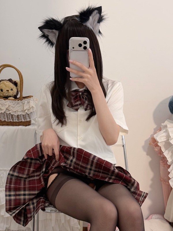 [OtherXXX] 18jkpeach(仙仙桃一颗甜桃): Cos黑丝红色JK制服 (40 photos + 1 video)